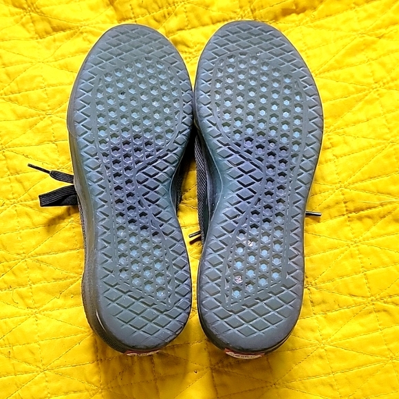 Vans A.V.E. men's 8.5 shoe. Green. - Picture 5 of 6